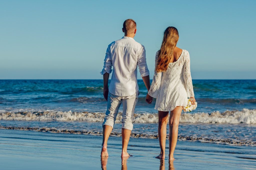 Pareja mirando el horizonte nelide coaching